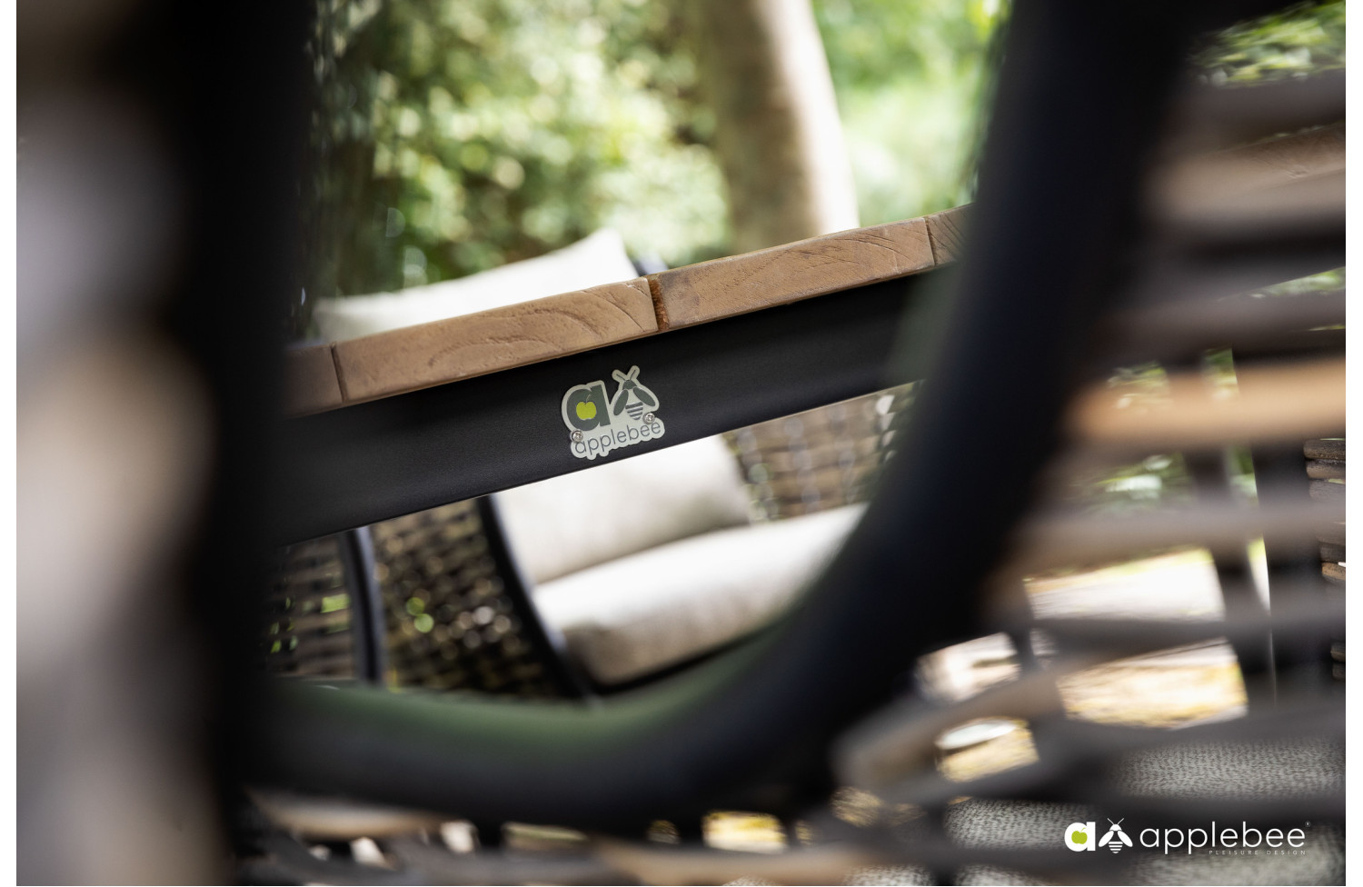 Krzesło z podłokietnikami. (z poduszek) APPLE BEE MILOU 70000034/BLACK