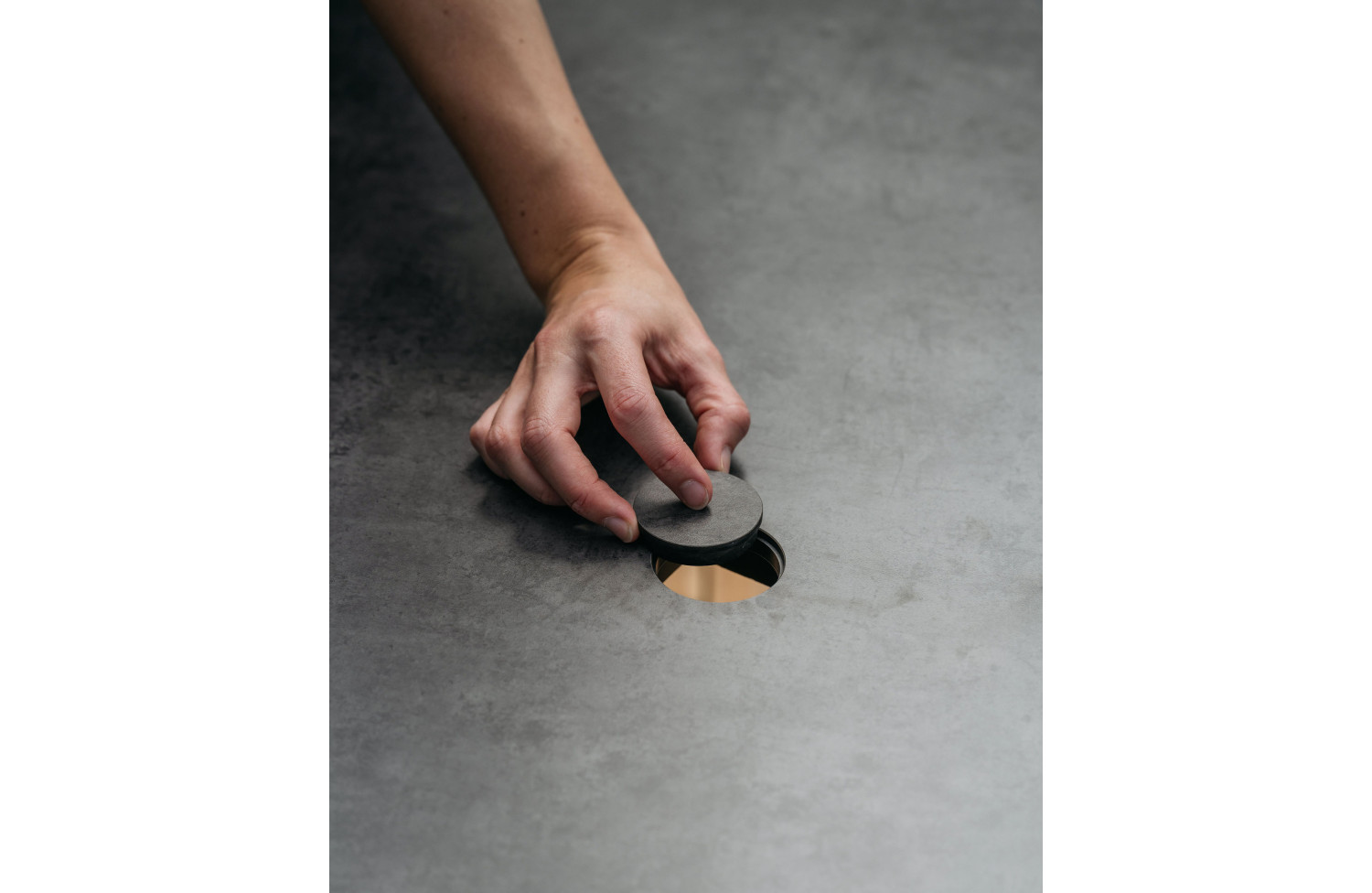 Обідній cтіл круглий д.150 COUTURE HUG 92256361-A-HPL / АНТРАЦИТ