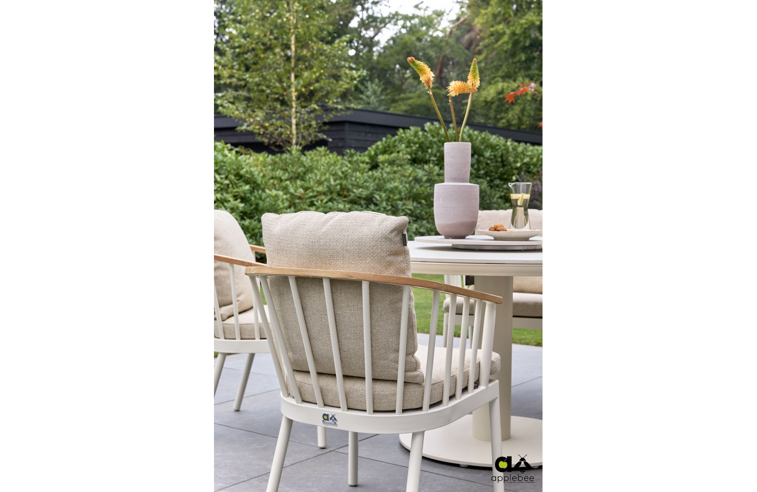 Zestaw do jadalni dla 4 osób (z poduszkami) APPLE BEE MELVILLE & CONDOR OESTER 72000333 (1 szt) / 72000334 (1 szt) / 72000335 (1 szt) / 72000336 (1 szt) / 72000408 (4 szt)